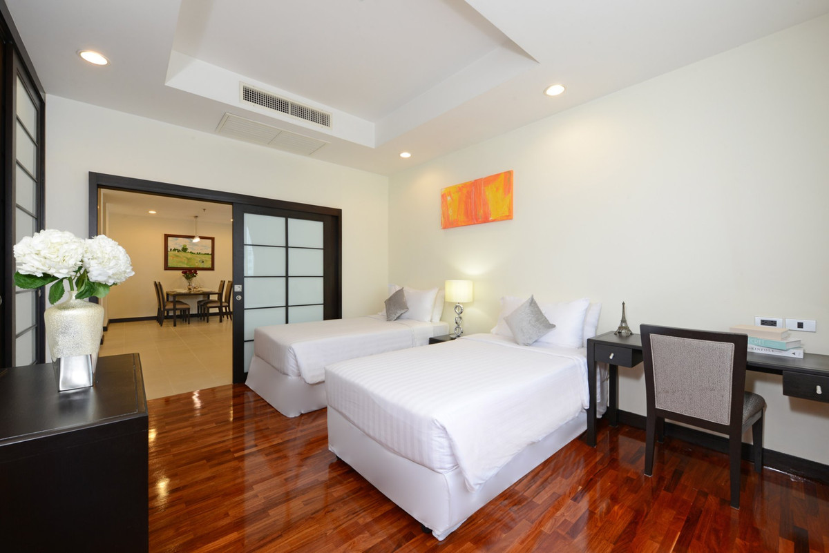 For RentCondoSukhumvit, Asoke, Thonglor : For Rent Huge Apartment in Asoke! 2 Bedroom-Renovated 155 SQ.M Near BTS Asoke Call 086-369-2224