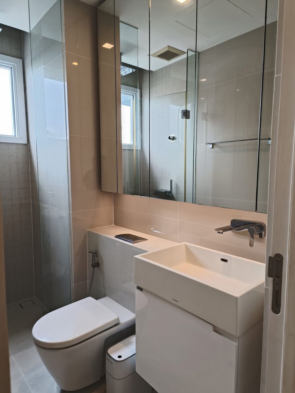 ให้เช่าคอนโดลาดพร้าว เซ็นทรัลลาดพร้าว : ให้เช่า 📍 The Saint Residences 📍 เฟอร์นิเจอร์ และ เครื่องใช้ไฟฟ้าครบ ใกล้ BTS ห้าแยกลาดพร้าว