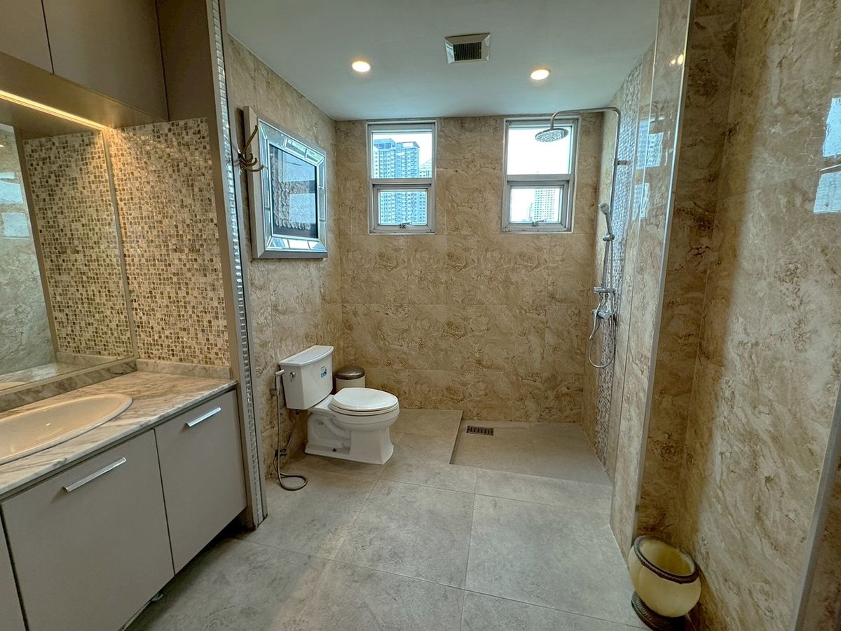 For RentShop HouseSukhumvit, Asoke, Thonglor : Building for rent with elevator. Walking distance to Airport Link. Asoke – Rama 9 ** NO CO-AGENT ** 