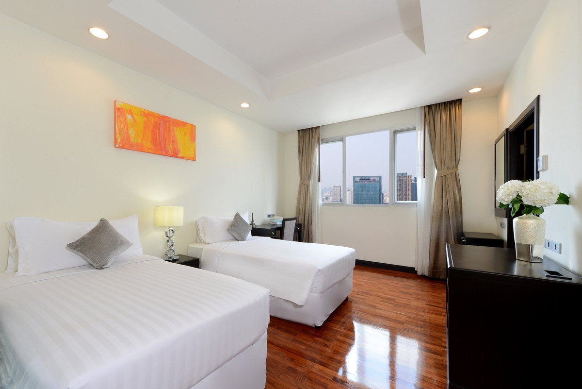 For RentCondoSukhumvit, Asoke, Thonglor : For Rent Huge Apartment in Asoke! 2 Bedroom-Renovated 155 SQ.M Near BTS Asoke Call 086-369-2224