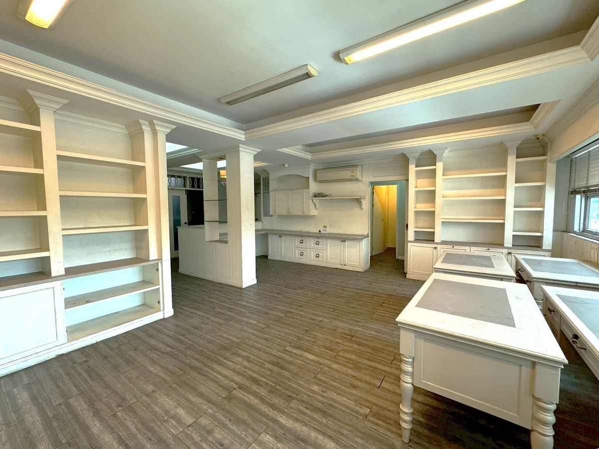 For RentShop HouseSukhumvit, Asoke, Thonglor : Building for rent with elevator. Walking distance to Airport Link. Asoke – Rama 9 ** NO CO-AGENT ** 