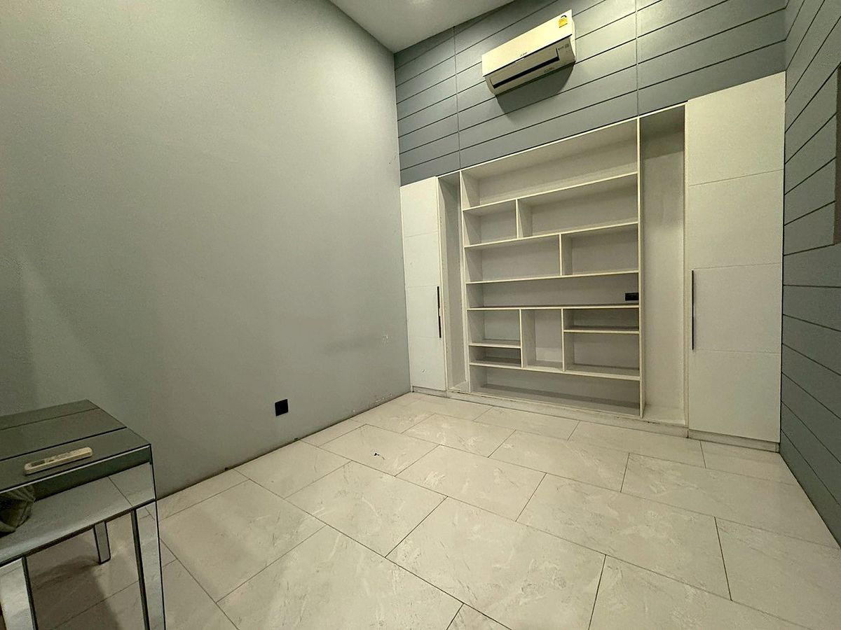 For RentShop HouseSukhumvit, Asoke, Thonglor : Building for rent with elevator. Walking distance to Airport Link. Asoke – Rama 9 ** NO CO-AGENT ** 