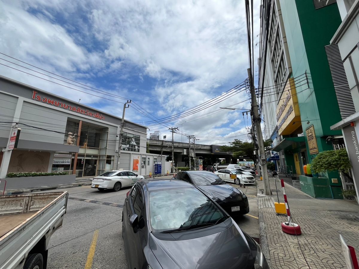 ให้เช่าอาคารพาณิชย์นวมินทร์ รามอินทรา : ✨ ให้เช่าอาคารพาณิชย์/สำนักงาน ติดถนนวัชรพล–ใกล้ตลาดถนอมมิตร ทำเลเด่นมาก ✨ 📍 เลือกเช่ารายชั้น อาคารสูง 5-7 ชั้น พื้นที่ใช้สอย 130 - 200 ตร.ม./ชั้น