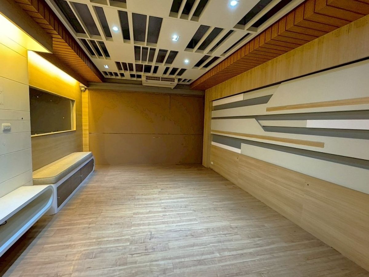 For RentShop HouseSukhumvit, Asoke, Thonglor : Building for rent with elevator. Walking distance to Airport Link. Asoke – Rama 9 ** NO CO-AGENT ** 