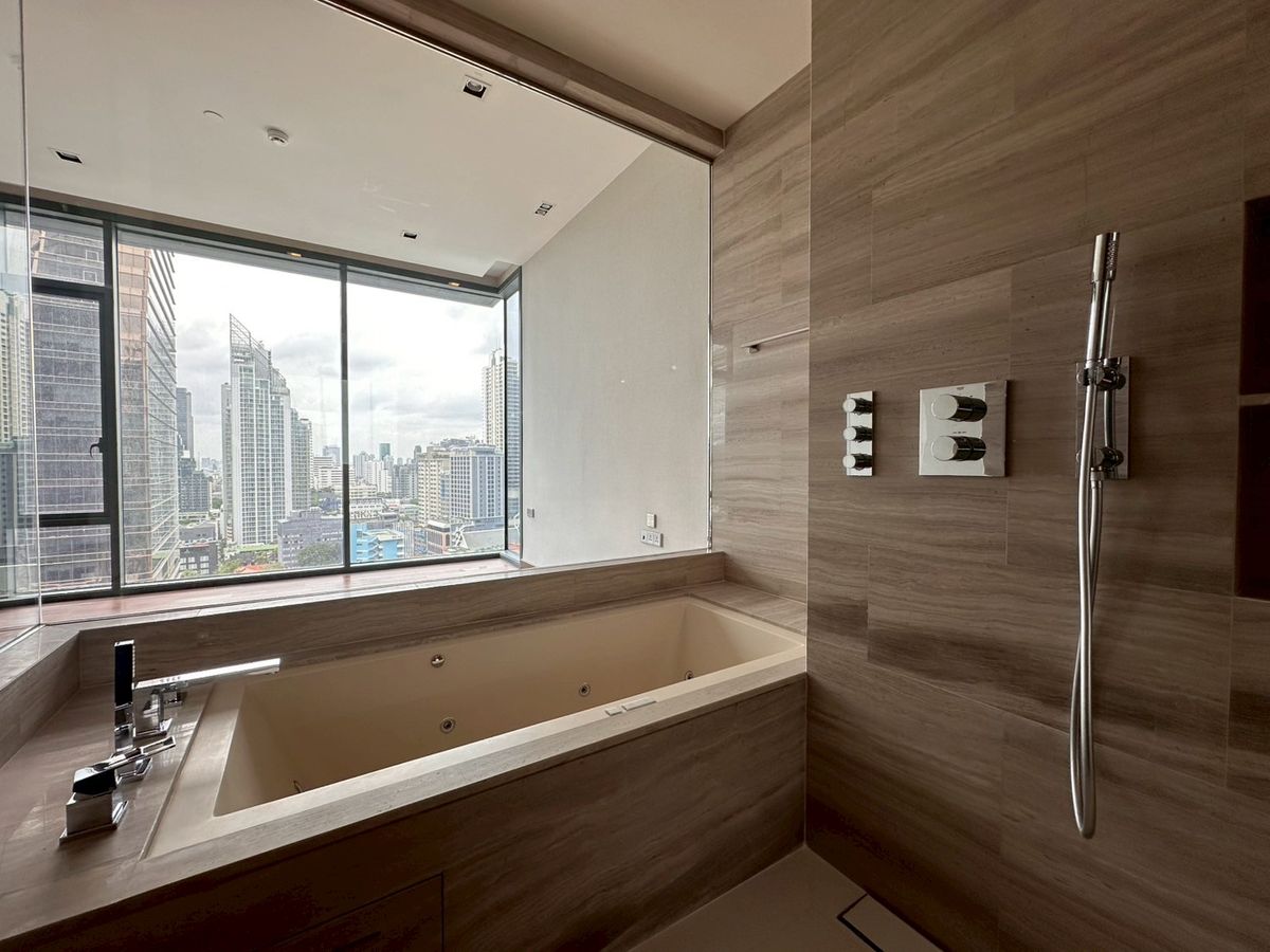 For SaleCondoNana, North Nana,Sukhumvit13, Soi Nana : Sell project room Q1 Sukhumvit 3 bedrooms, special price with special promotion in the backyard