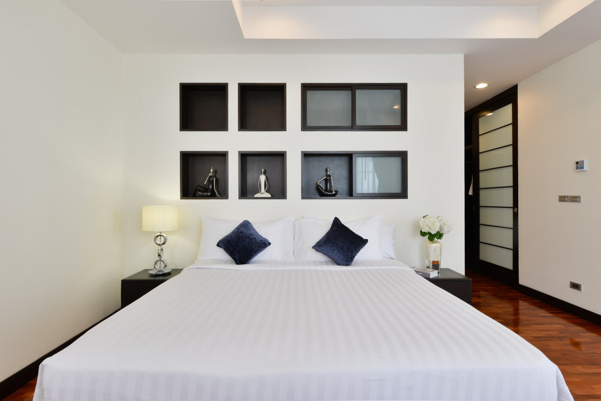 For RentCondoSukhumvit, Asoke, Thonglor : For Rent Huge Apartment in Asoke! 2 Bedroom-Renovated 155 SQ.M Near BTS Asoke Call 086-369-2224