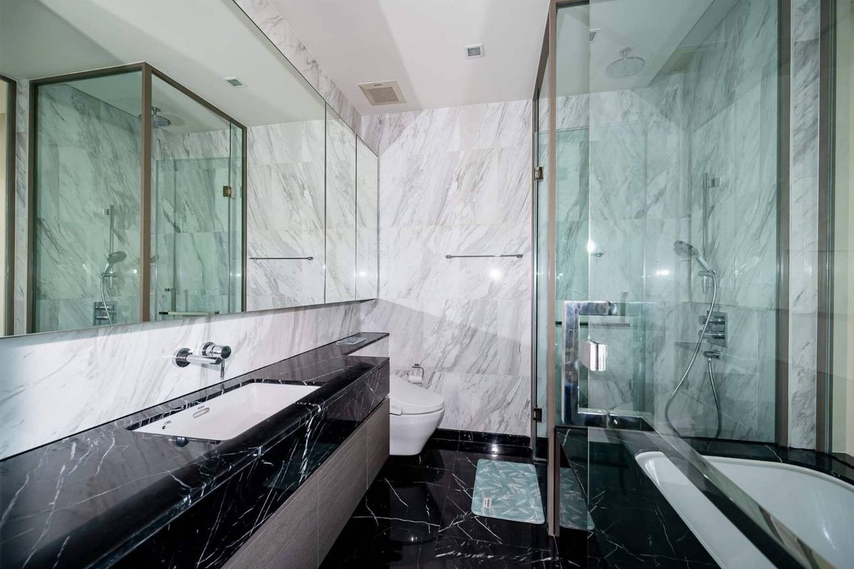 For SaleCondoSilom, Saladaeng, Bangrak : 💎 Luxury Condo for Sale at SALADAENG ONE – Brand New, Never Lived In, High Floor with Lumpini Park View, Prime Silom Location near BTS Saladaeng & MRT Lumpini, Includes Parking