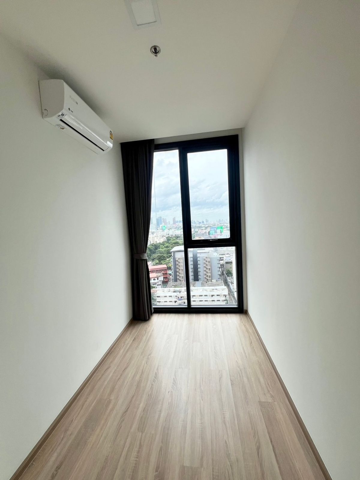 For RentCondoRatchathewi,Phayathai : Great value corner room - XT Phayathai 2 bedrooms, 2 bathrooms, 1 office or can be adjusted to dress up - Fully Furnished