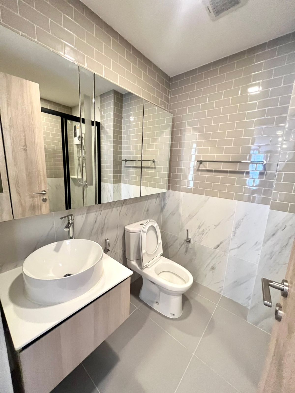 For RentCondoRatchathewi,Phayathai : Great value corner room - XT Phayathai 2 bedrooms, 2 bathrooms, 1 office or can be adjusted to dress up - Fully Furnished