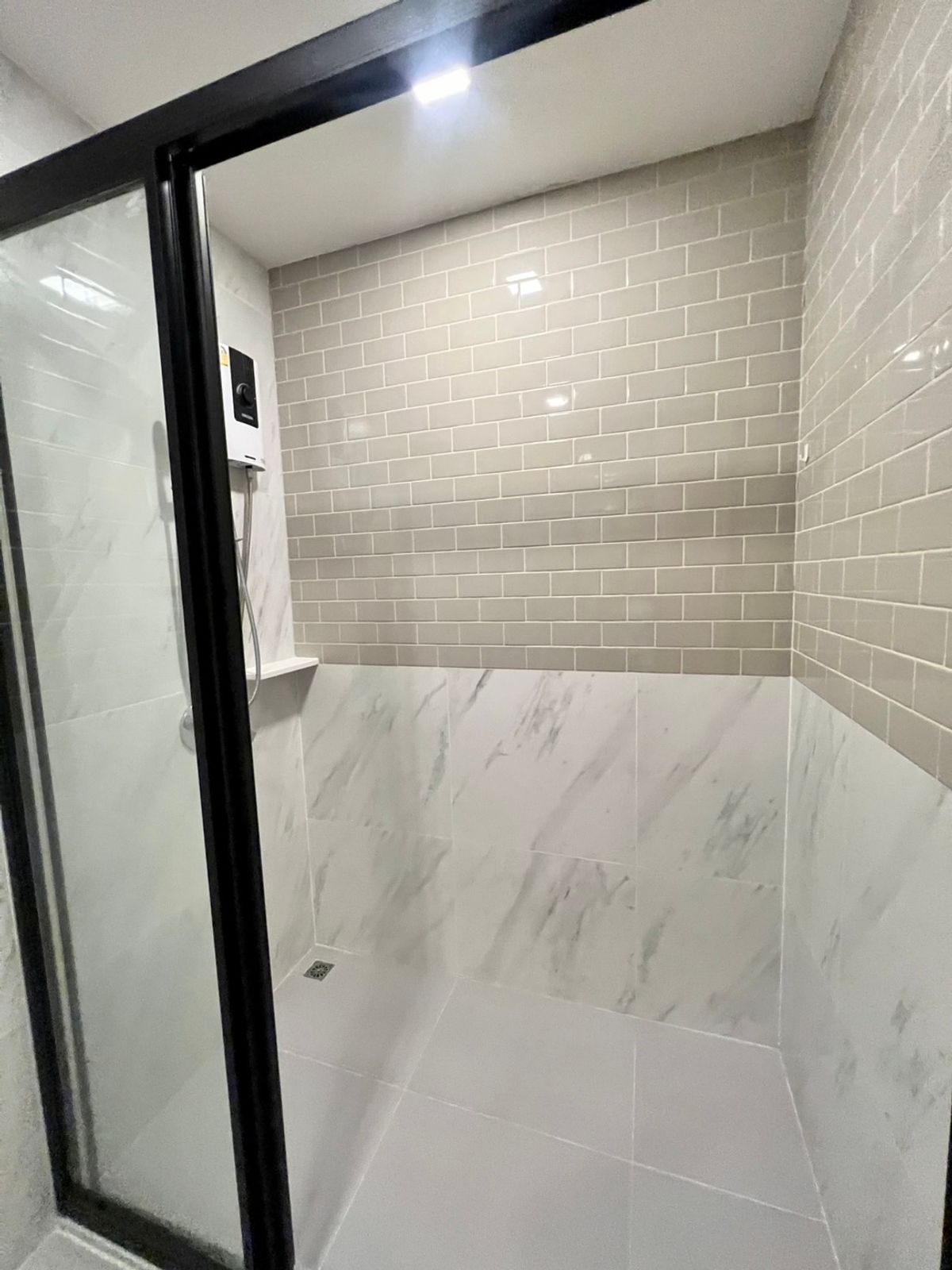 For RentCondoRatchathewi,Phayathai : Great value corner room - XT Phayathai 2 bedrooms, 2 bathrooms, 1 office or can be adjusted to dress up - Fully Furnished