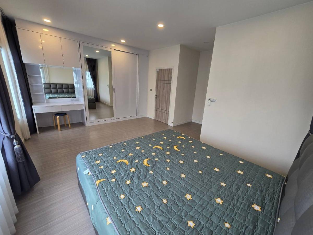 ขายบ้านพัฒนาการ ศรีนครินทร์ : 🔥ขายด่วน + 🔥เพอร์เฟค เพลส พระราม 9 บ้านเดี่ยว 4 ห้องนอน 3 ห้องน้ำ ใกล้รถไฟฟ้าสายสีส้มและสีเหลือง ❗