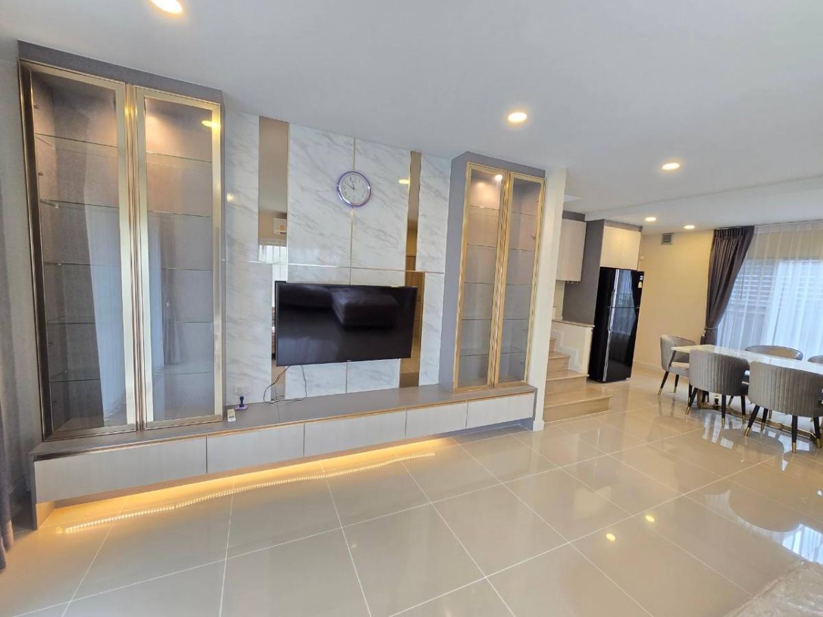 ขายบ้านพัฒนาการ ศรีนครินทร์ : 🔥ขายด่วน + 🔥เพอร์เฟค เพลส พระราม 9 บ้านเดี่ยว 4 ห้องนอน 3 ห้องน้ำ ใกล้รถไฟฟ้าสายสีส้มและสีเหลือง ❗