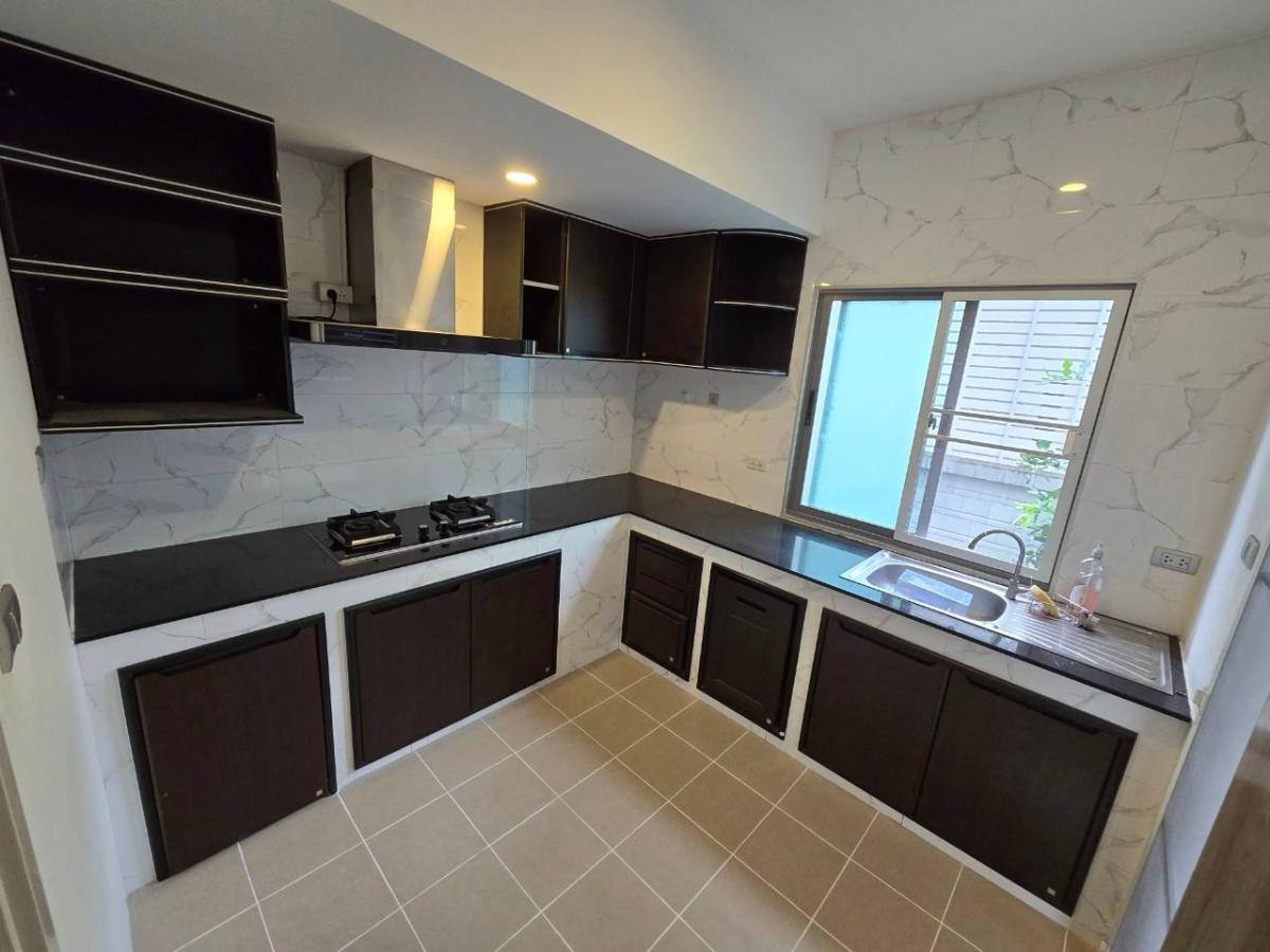 ขายบ้านพัฒนาการ ศรีนครินทร์ : 🔥ขายด่วน + 🔥เพอร์เฟค เพลส พระราม 9 บ้านเดี่ยว 4 ห้องนอน 3 ห้องน้ำ ใกล้รถไฟฟ้าสายสีส้มและสีเหลือง ❗