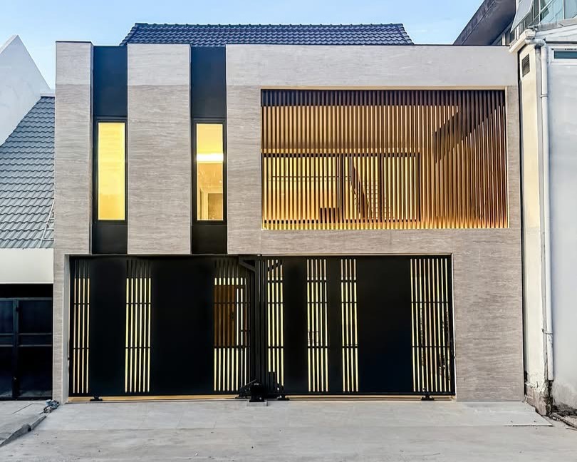 ขายทาวน์โฮมสุขุมวิท อโศก ทองหล่อ : 🔥ขายด่วน + 🔥Baan Khlongtan Nivet บ้าน 2.5 ชั้น แบบ Modern Luxury ย่านทำเลศักยภาพโซนสุขุมวิท 