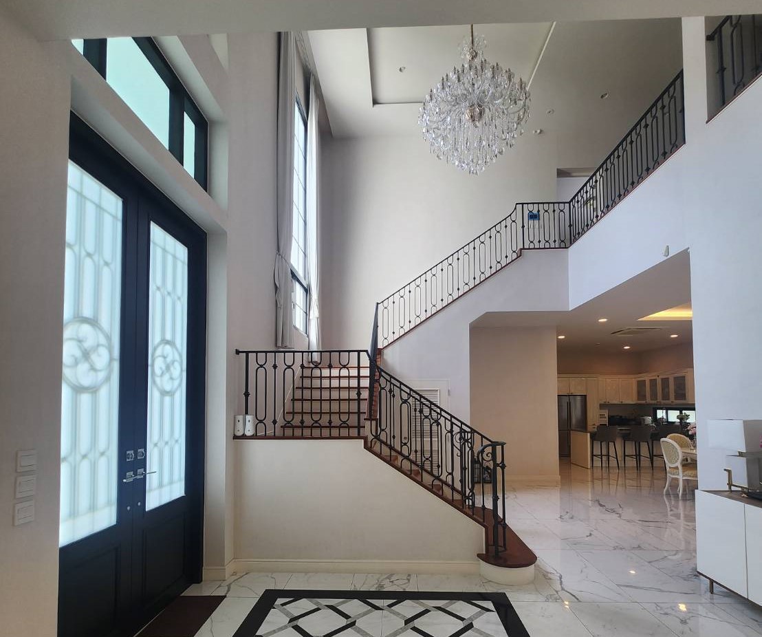 ขายบ้านพัฒนาการ ศรีนครินทร์ : 🔥ขายด่วน + 🔥บ้านแสนสิริ พัฒนาการ แบบ 4 ห้องนอน เเละ 5 ห้องน้ำ ใจกลางย่านพัฒนาการ