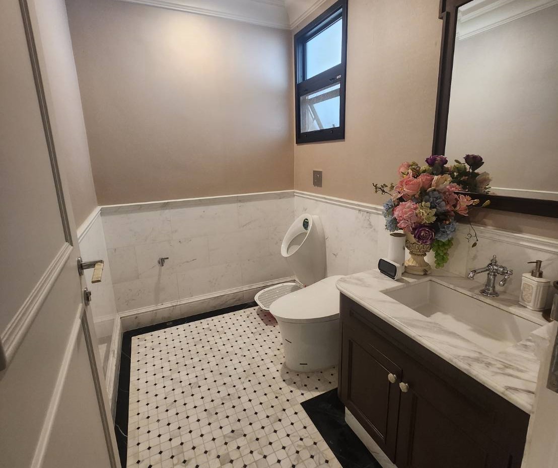 ขายบ้านพัฒนาการ ศรีนครินทร์ : 🔥ขายด่วน + 🔥บ้านแสนสิริ พัฒนาการ แบบ 4 ห้องนอน เเละ 5 ห้องน้ำ ใจกลางย่านพัฒนาการ