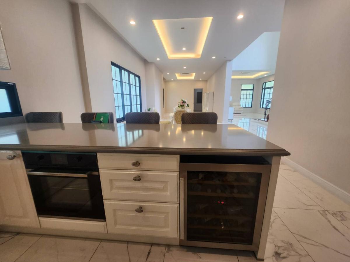 ขายบ้านพัฒนาการ ศรีนครินทร์ : 🔥ขายด่วน + 🔥บ้านแสนสิริ พัฒนาการ แบบ 4 ห้องนอน เเละ 5 ห้องน้ำ ใจกลางย่านพัฒนาการ