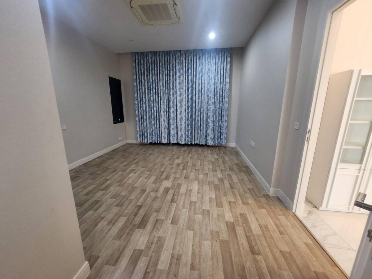 ขายบ้านพัฒนาการ ศรีนครินทร์ : 🔥ขายด่วน + 🔥บ้านแสนสิริ พัฒนาการ แบบ 4 ห้องนอน เเละ 5 ห้องน้ำ ใจกลางย่านพัฒนาการ