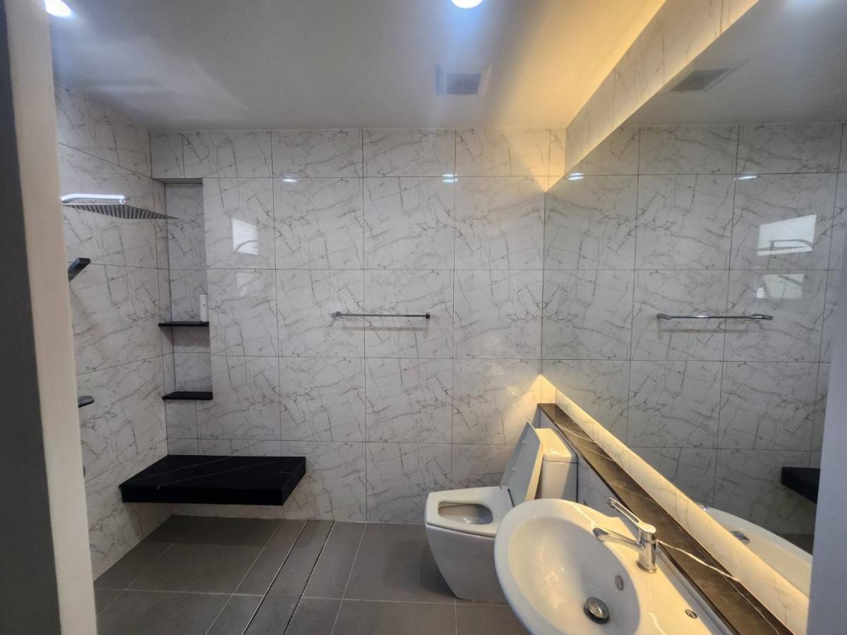 ขายบ้านพัฒนาการ ศรีนครินทร์ : 🔥ขายด่วน + 🔥บ้านแสนสิริ พัฒนาการ แบบ 4 ห้องนอน เเละ 5 ห้องน้ำ ใจกลางย่านพัฒนาการ