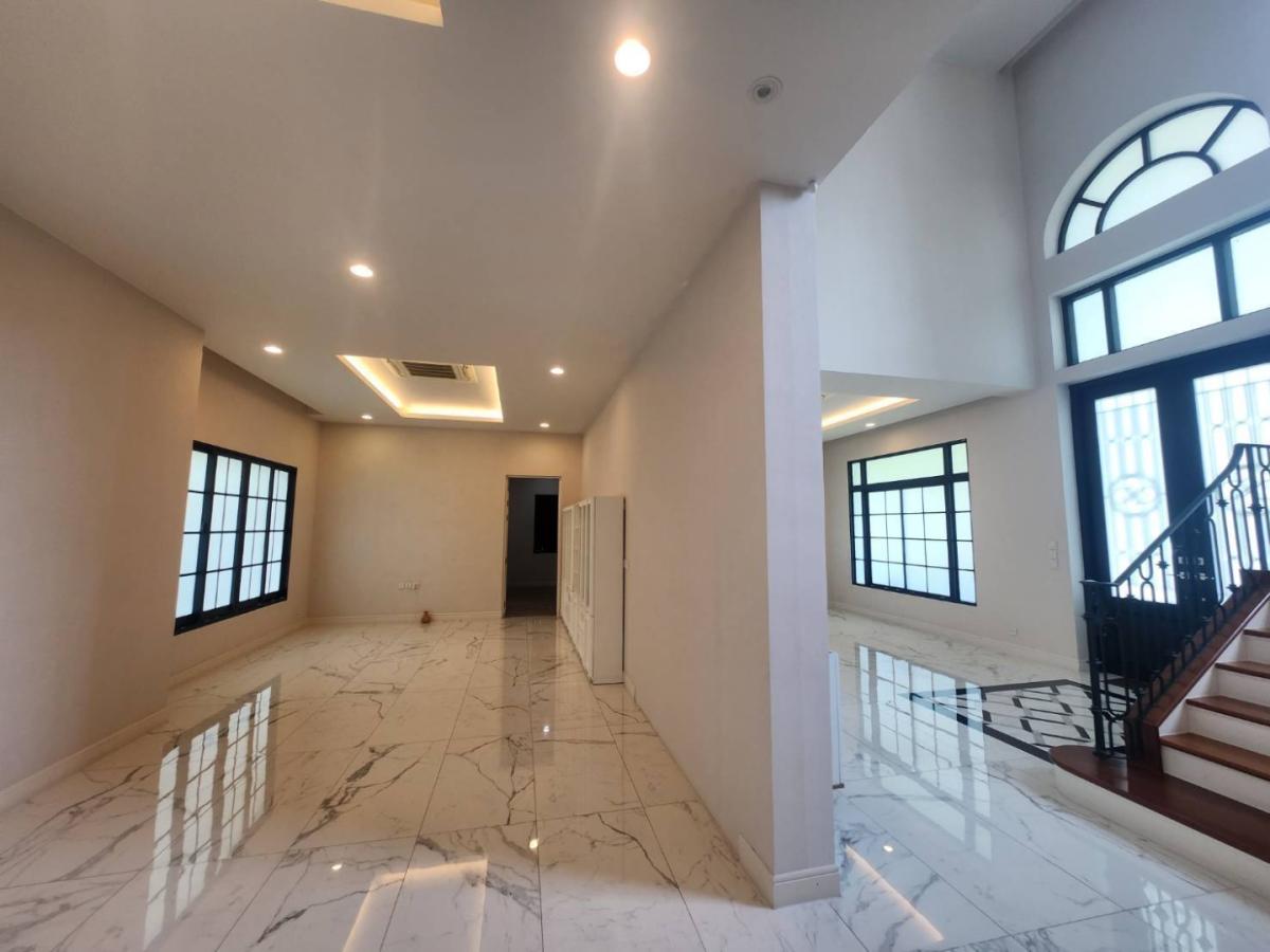 ขายบ้านพัฒนาการ ศรีนครินทร์ : 🔥ขายด่วน + 🔥บ้านแสนสิริ พัฒนาการ แบบ 4 ห้องนอน เเละ 5 ห้องน้ำ ใจกลางย่านพัฒนาการ