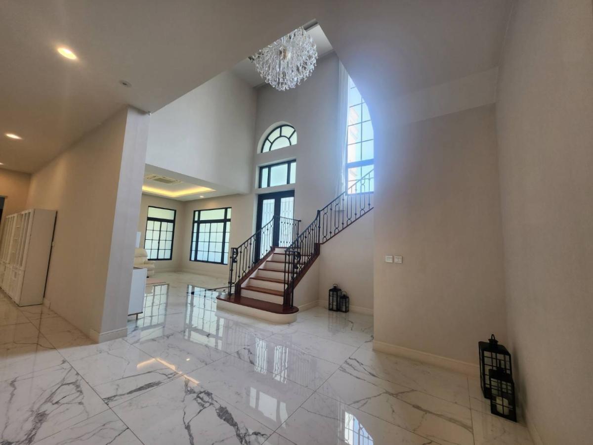 ขายบ้านพัฒนาการ ศรีนครินทร์ : 🔥ขายด่วน + 🔥บ้านแสนสิริ พัฒนาการ แบบ 4 ห้องนอน เเละ 5 ห้องน้ำ ใจกลางย่านพัฒนาการ