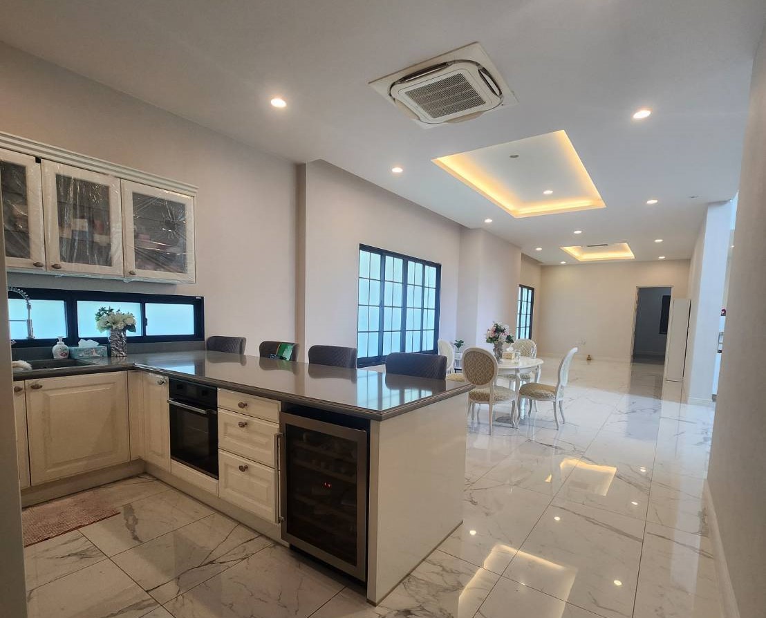 ขายบ้านพัฒนาการ ศรีนครินทร์ : 🔥ขายด่วน + 🔥บ้านแสนสิริ พัฒนาการ แบบ 4 ห้องนอน เเละ 5 ห้องน้ำ ใจกลางย่านพัฒนาการ