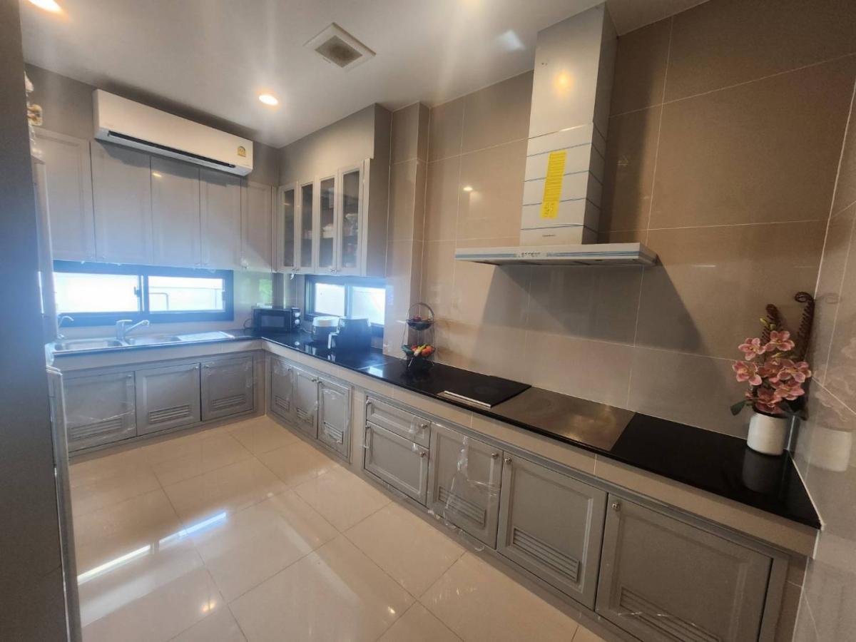 ขายบ้านพัฒนาการ ศรีนครินทร์ : 🔥ขายด่วน + 🔥บ้านแสนสิริ พัฒนาการ แบบ 4 ห้องนอน เเละ 5 ห้องน้ำ ใจกลางย่านพัฒนาการ