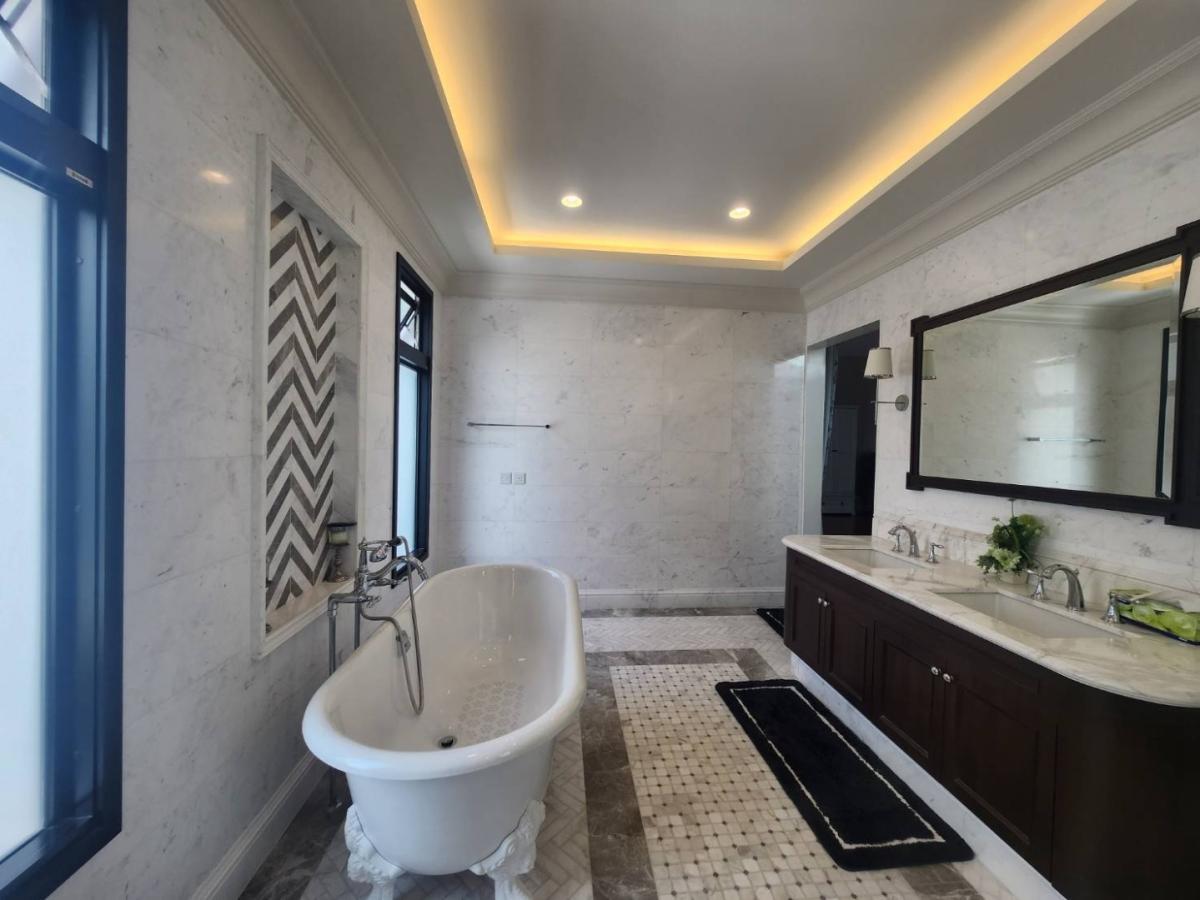 ขายบ้านพัฒนาการ ศรีนครินทร์ : 🔥ขายด่วน + 🔥บ้านแสนสิริ พัฒนาการ แบบ 4 ห้องนอน เเละ 5 ห้องน้ำ ใจกลางย่านพัฒนาการ