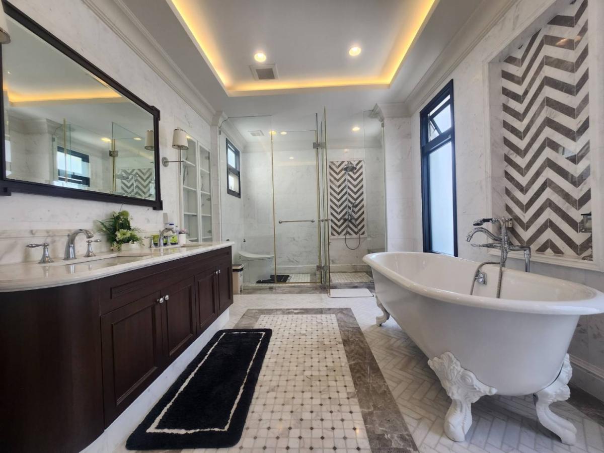 ขายบ้านพัฒนาการ ศรีนครินทร์ : 🔥ขายด่วน + 🔥บ้านแสนสิริ พัฒนาการ แบบ 4 ห้องนอน เเละ 5 ห้องน้ำ ใจกลางย่านพัฒนาการ