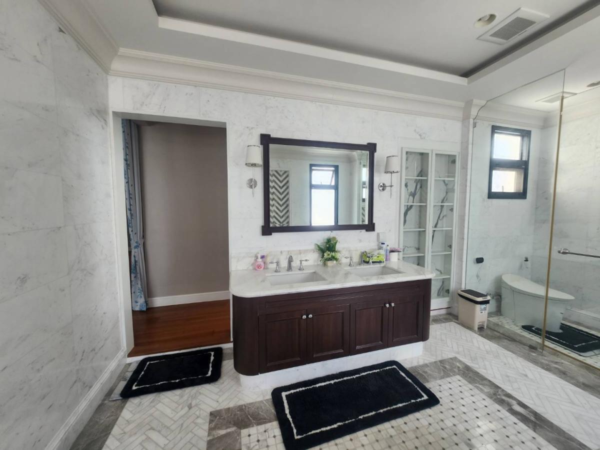 ขายบ้านพัฒนาการ ศรีนครินทร์ : 🔥ขายด่วน + 🔥บ้านแสนสิริ พัฒนาการ แบบ 4 ห้องนอน เเละ 5 ห้องน้ำ ใจกลางย่านพัฒนาการ