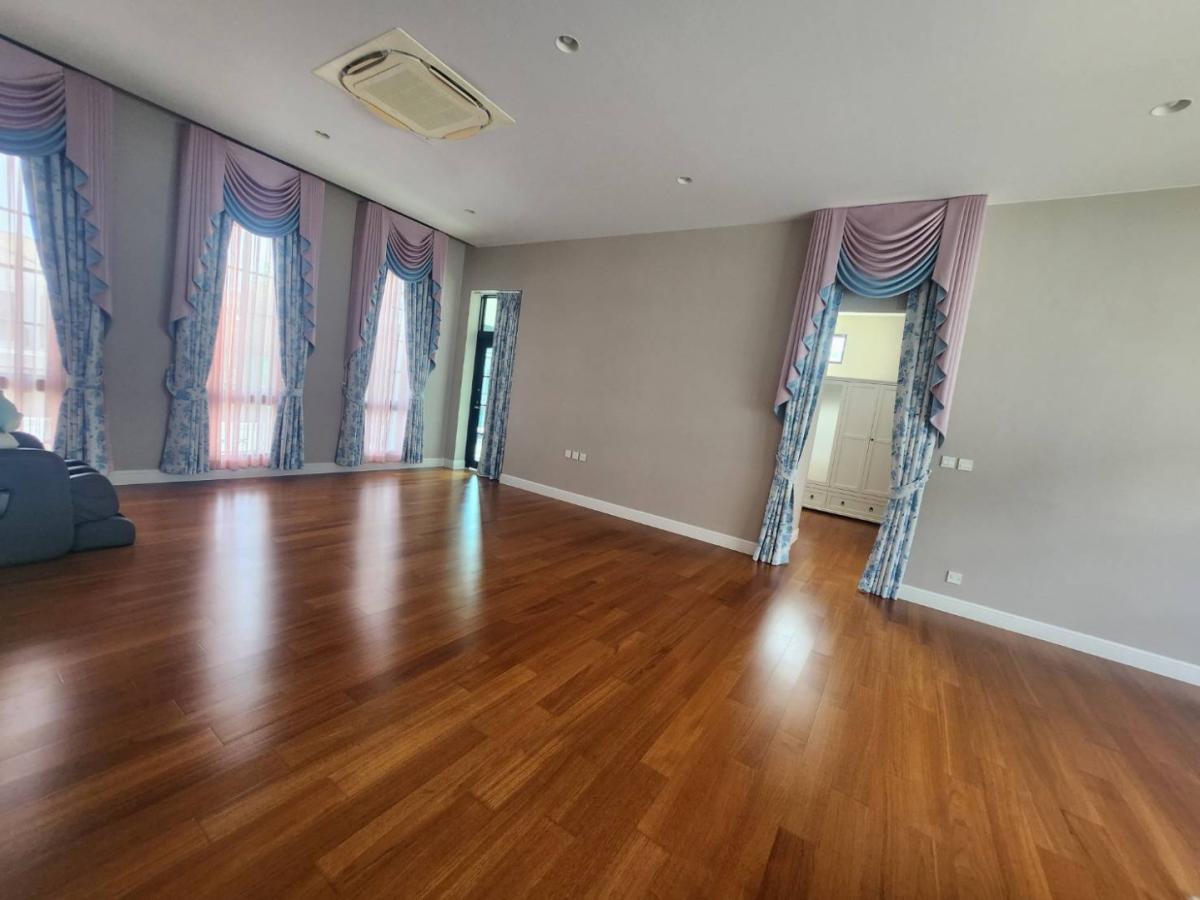 ขายบ้านพัฒนาการ ศรีนครินทร์ : 🔥ขายด่วน + 🔥บ้านแสนสิริ พัฒนาการ แบบ 4 ห้องนอน เเละ 5 ห้องน้ำ ใจกลางย่านพัฒนาการ