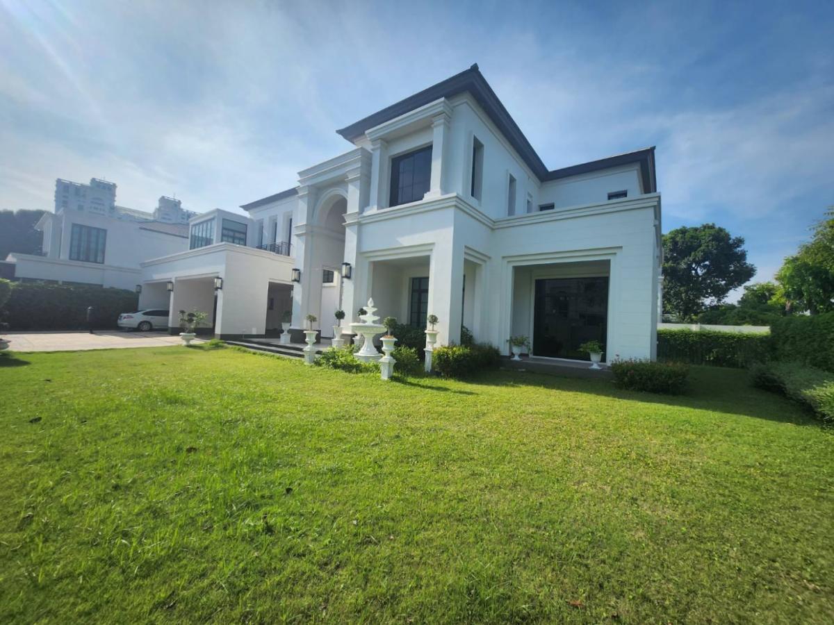 ขายบ้านพัฒนาการ ศรีนครินทร์ : 🔥ขายด่วน + 🔥บ้านแสนสิริ พัฒนาการ แบบ 4 ห้องนอน เเละ 5 ห้องน้ำ ใจกลางย่านพัฒนาการ