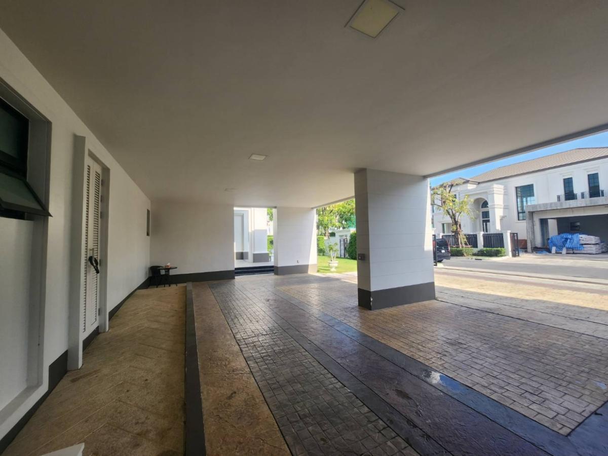 ขายบ้านพัฒนาการ ศรีนครินทร์ : 🔥ขายด่วน + 🔥บ้านแสนสิริ พัฒนาการ แบบ 4 ห้องนอน เเละ 5 ห้องน้ำ ใจกลางย่านพัฒนาการ