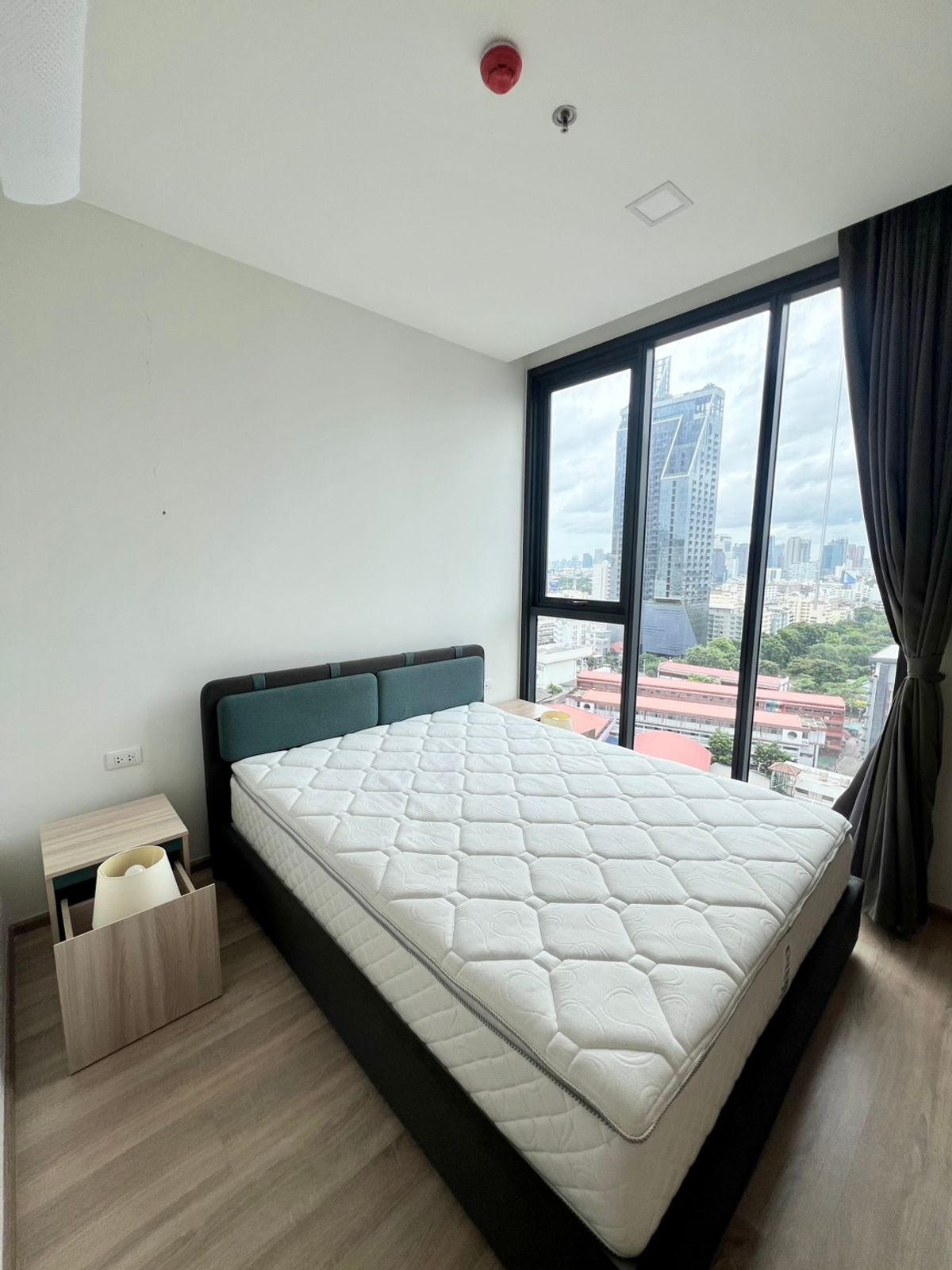 For RentCondoRatchathewi,Phayathai : Great value corner room - XT Phayathai 2 bedrooms, 2 bathrooms, 1 office or can be adjusted to dress up - Fully Furnished