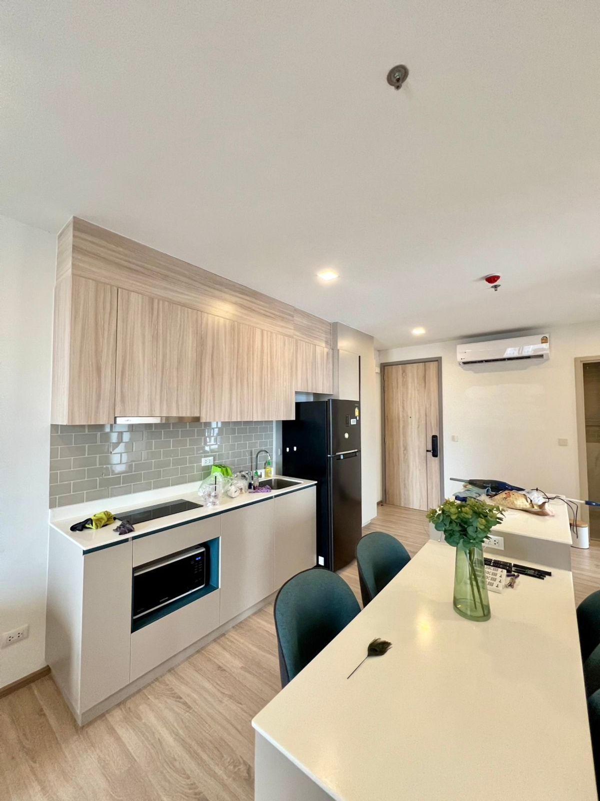 For RentCondoRatchathewi,Phayathai : Great value corner room - XT Phayathai 2 bedrooms, 2 bathrooms, 1 office or can be adjusted to dress up - Fully Furnished