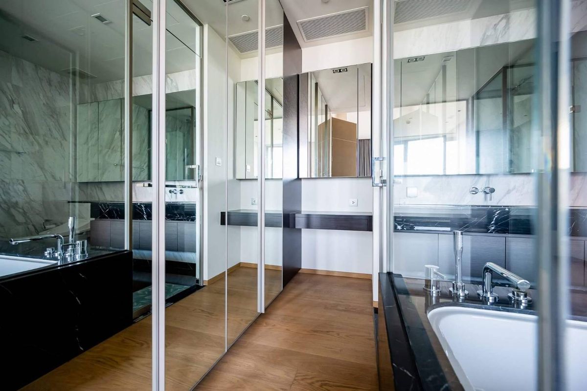 For SaleCondoSilom, Saladaeng, Bangrak : 💎 Luxury Condo for Sale at SALADAENG ONE – Brand New, Never Lived In, High Floor with Lumpini Park View, Prime Silom Location near BTS Saladaeng & MRT Lumpini, Includes Parking