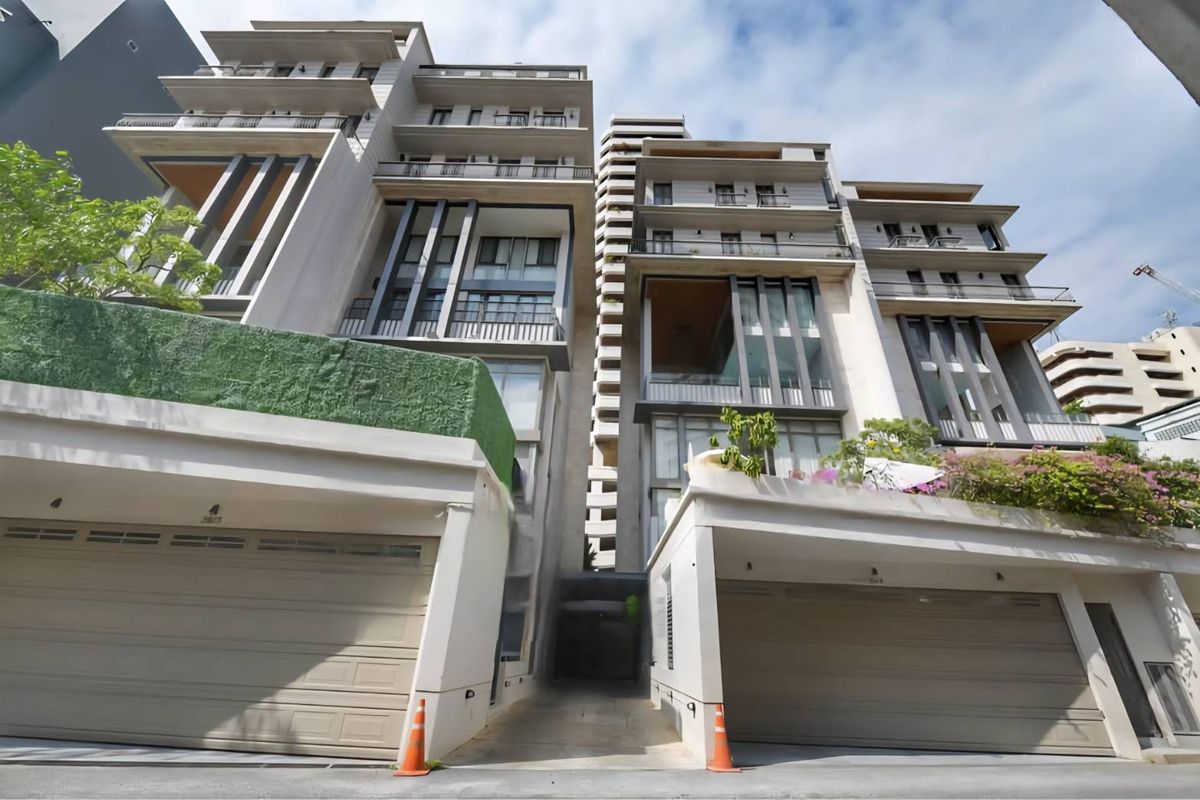 ให้เช่าทาวน์โฮมสุขุมวิท อโศก ทองหล่อ : Luxury Residence ทาวน์โฮมหรู 5 ชั้น 7 ระดับ พร้อมลิฟต์ สระว่ายน้ำ และดาดฟ้า | ใจกลางสุขุมวิท-ทองหล่อ