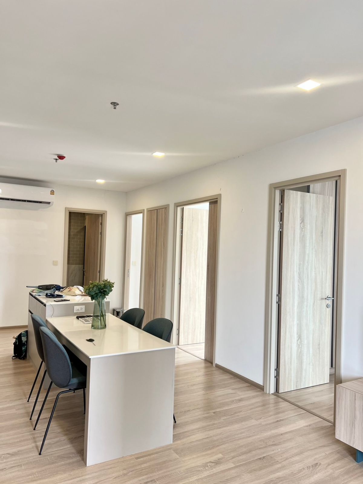 For RentCondoRatchathewi,Phayathai : Great value corner room - XT Phayathai 2 bedrooms, 2 bathrooms, 1 office or can be adjusted to dress up - Fully Furnished