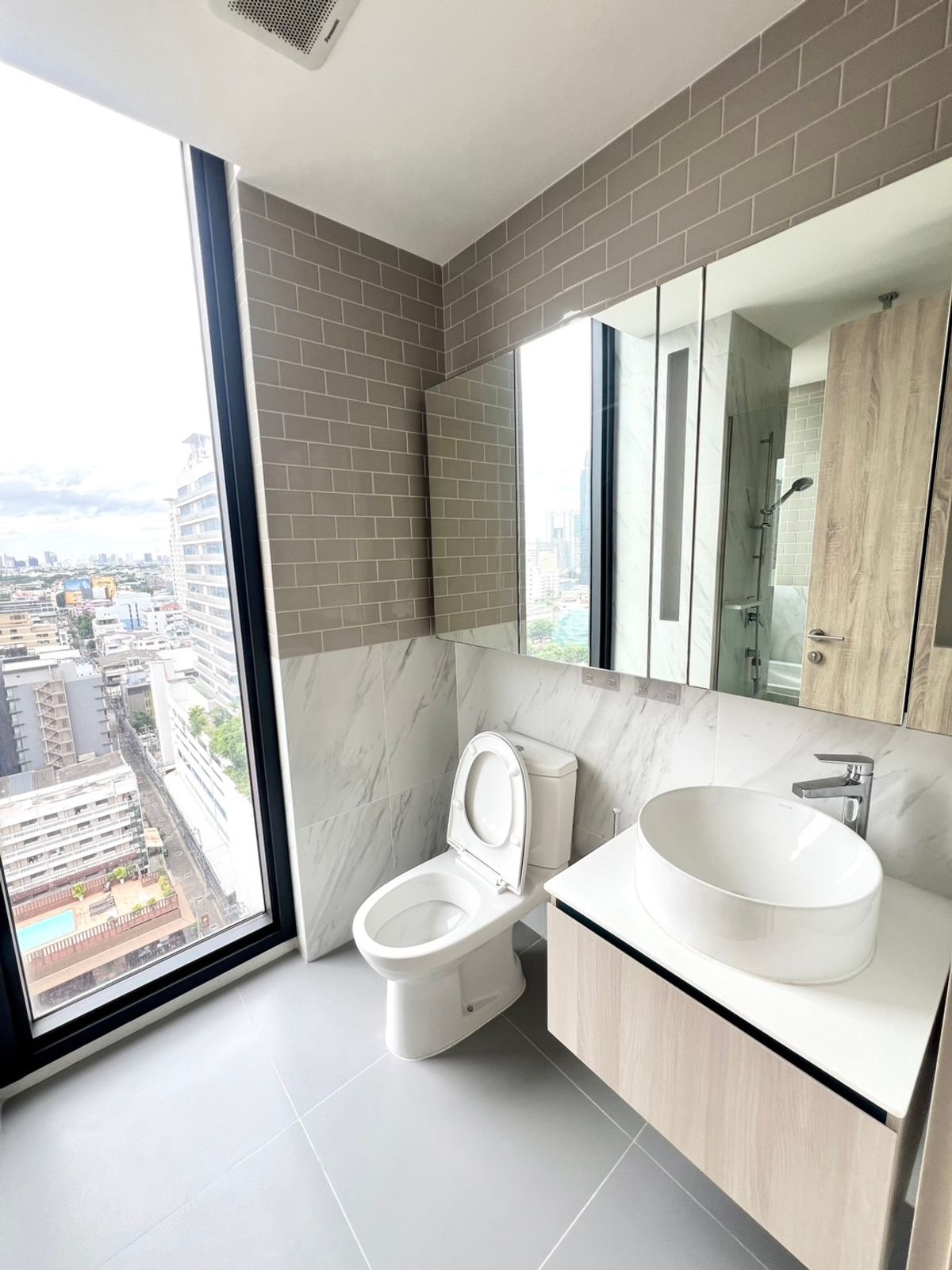 For RentCondoRatchathewi,Phayathai : Great value corner room - XT Phayathai 2 bedrooms, 2 bathrooms, 1 office or can be adjusted to dress up - Fully Furnished