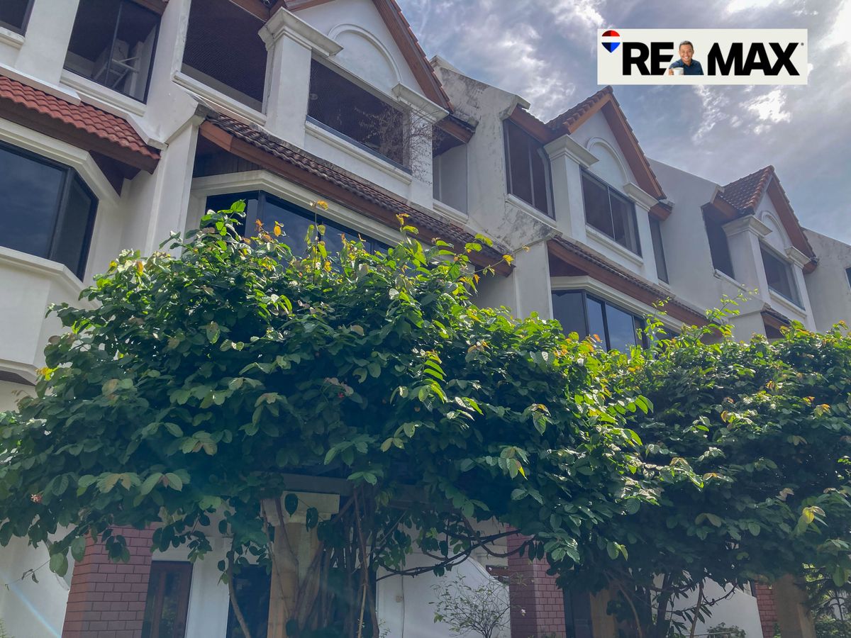 ให้เช่าทาวน์โฮมอ่อนนุช อุดมสุข : Townhouse for Rent | 4-Bedroom with Private Garden in Ekamai