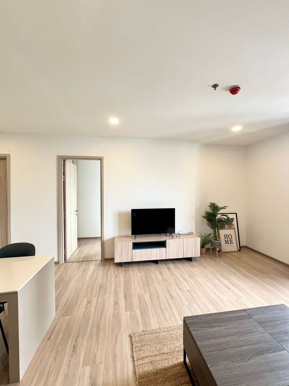 For RentCondoRatchathewi,Phayathai : Great value corner room - XT Phayathai 2 bedrooms, 2 bathrooms, 1 office or can be adjusted to dress up - Fully Furnished