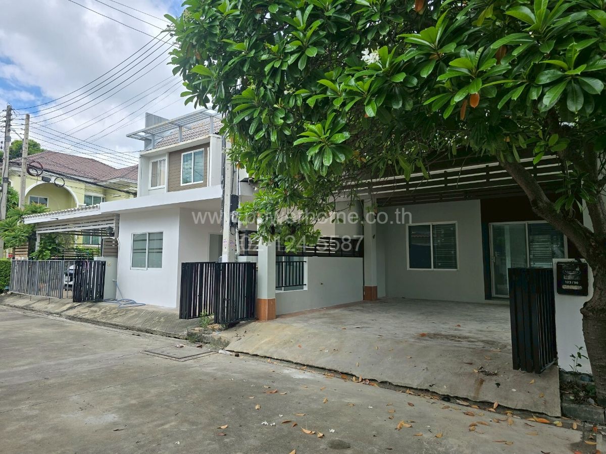 ขายทาวน์โฮมปทุมธานี รังสิต ธรรมศาสตร์ : หมู่บ้านอารียาคัลเลอร์ ใกล้สถานีรถไฟฟ้าสายสีแดง ถนนวิภาวดี ต.หลักหก อ.เมืองปทุมธานี จ.ปทุมธานี
