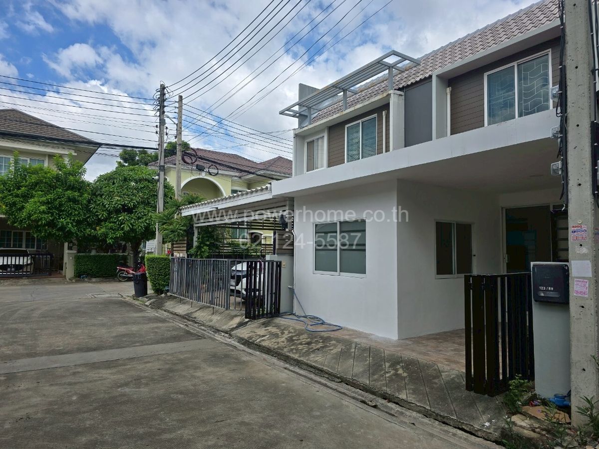 ขายทาวน์โฮมปทุมธานี รังสิต ธรรมศาสตร์ : หมู่บ้านอารียาคัลเลอร์ ใกล้สถานีรถไฟฟ้าสายสีแดง ถนนวิภาวดี ต.หลักหก อ.เมืองปทุมธานี จ.ปทุมธานี
