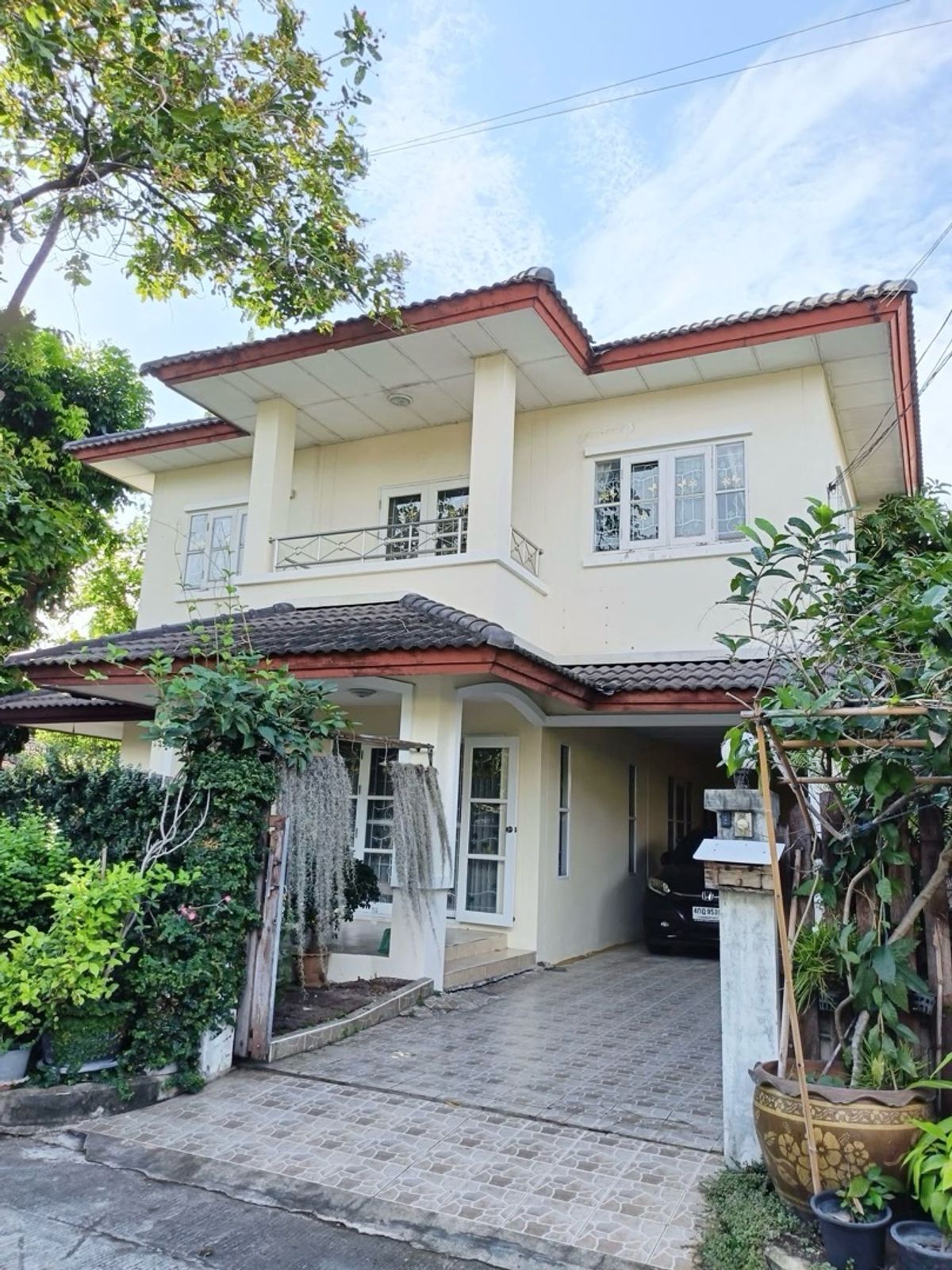 ให้เช่าบ้านนนทบุรี บางใหญ่ บางบัวทอง : ให้เช่าบ้านเดี่ยว 2 ชั้น หลังริม ติดคลอง และสวน โครงการหมู่บ้านประดับดาว ท่าอิฐ บ้านสวยพร้อมอยู่  ใกล้ MRT ท่าอิฐ เพียง 300 ม. จากถนนราชพฤกษ์ เข้า-ออกได้หลายทาง!