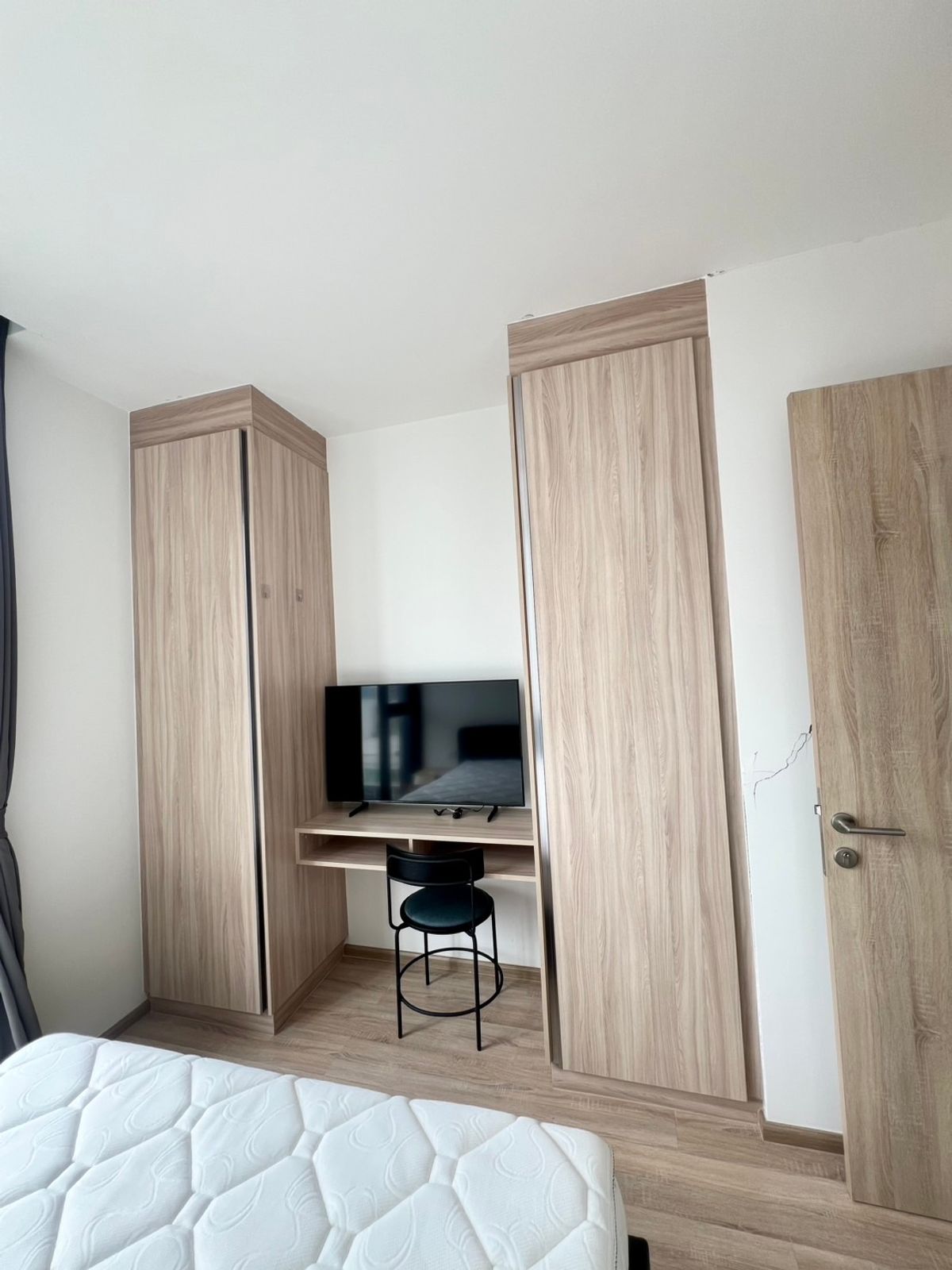 For RentCondoRatchathewi,Phayathai : Great value corner room - XT Phayathai 2 bedrooms, 2 bathrooms, 1 office or can be adjusted to dress up - Fully Furnished