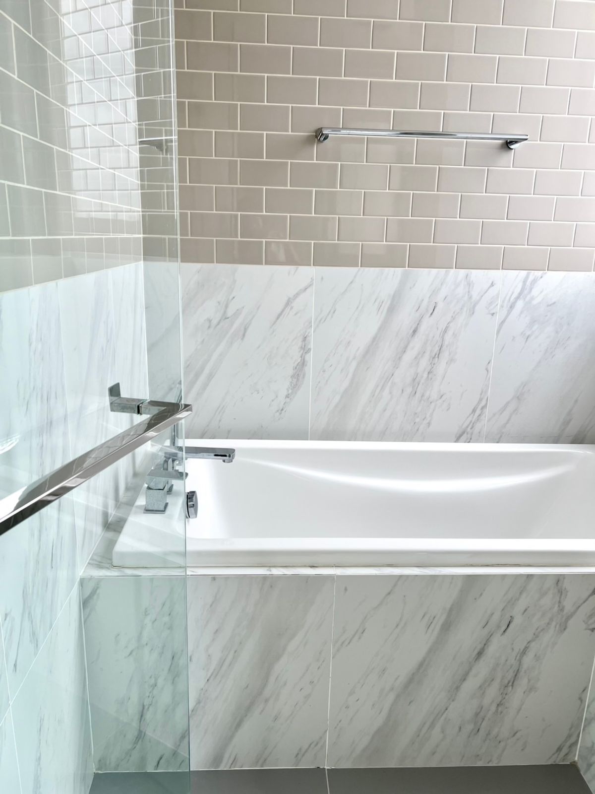 For RentCondoRatchathewi,Phayathai : Great value corner room - XT Phayathai 2 bedrooms, 2 bathrooms, 1 office or can be adjusted to dress up - Fully Furnished