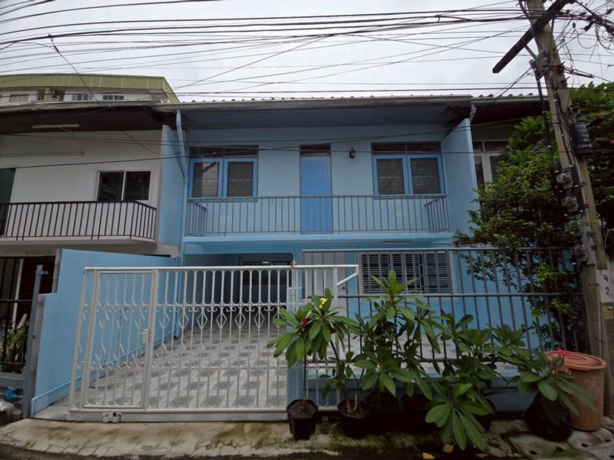 ขายทาวน์โฮมลาดพร้าว เซ็นทรัลลาดพร้าว : ขายทาวน์เฮ้าส์ 2 ชั้น ลาดพร้าว 113 ใกล้เดอะมอลล์ บางกะปิ เนื้อที่ 31 ตร.ว 4 ห้องนอน 2 ห้องน้ำ