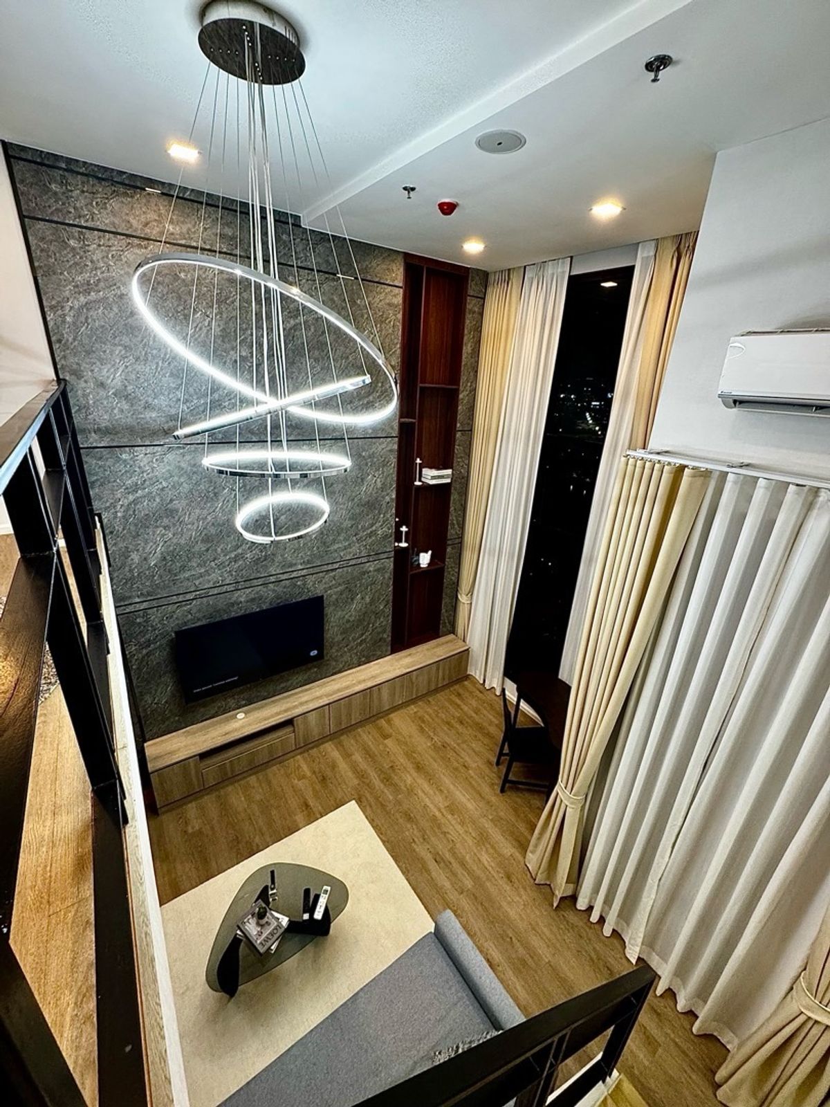 CondoOnnut, Udomsuk : “We are looking for the future lucky owner or tenant of this stunning 26th-floor property with unparalleled potential. Direct buyers or renters only – no agents, please.”

“เรากำลังมองหาเจ้าของหรือผู้เช่าที่โชคดีในอนาคต สำหรับอสังหาริมทรัพย์สุดพิเศษบนชั้น