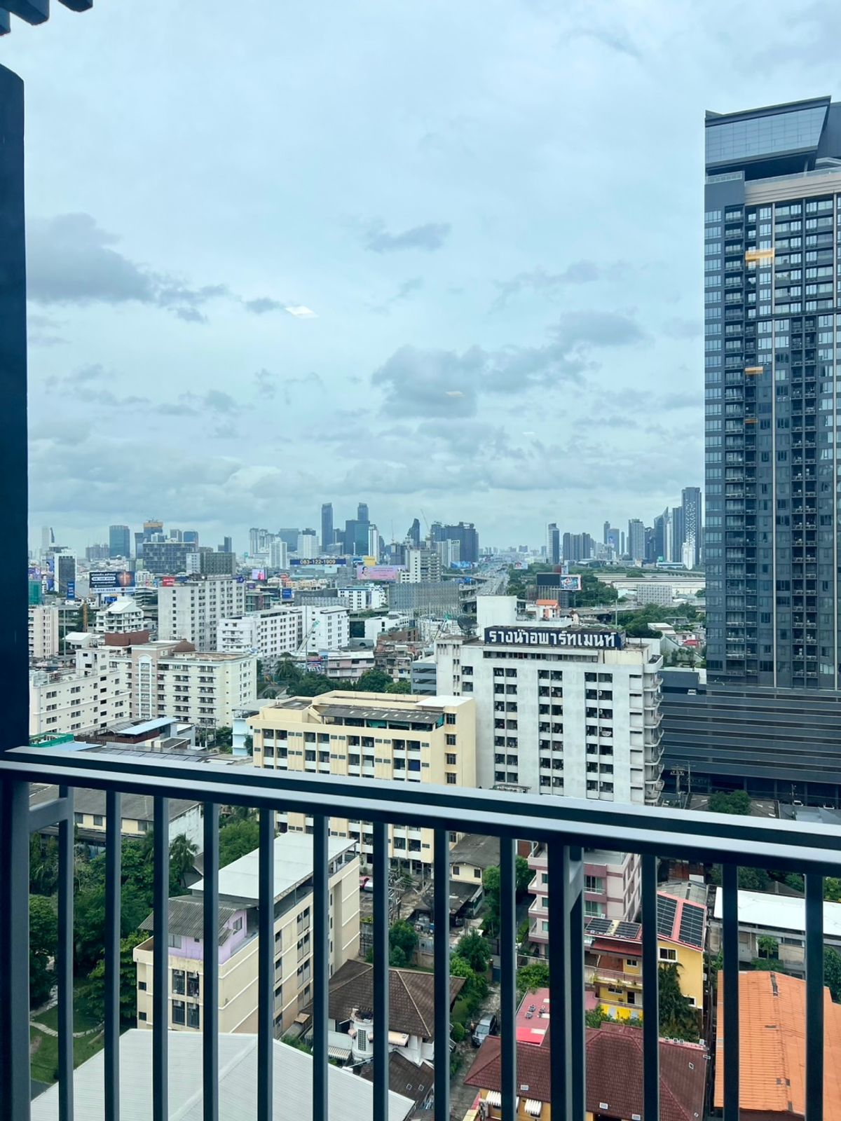 For RentCondoRatchathewi,Phayathai : Great value corner room - XT Phayathai 2 bedrooms, 2 bathrooms, 1 office or can be adjusted to dress up - Fully Furnished