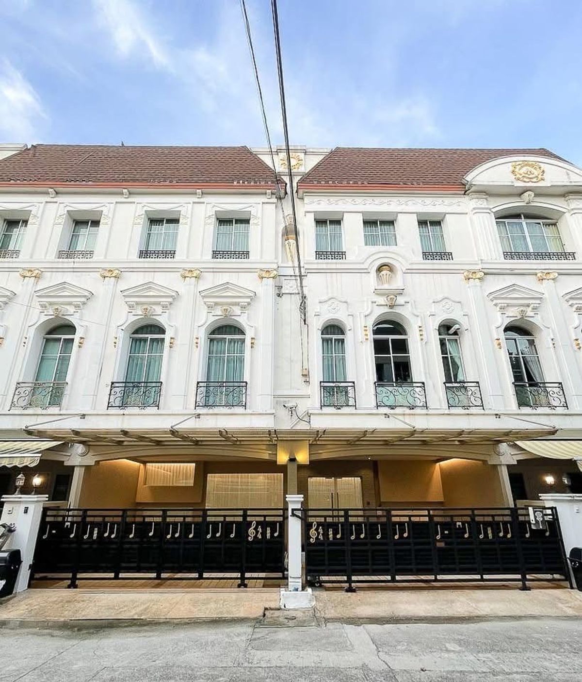 ให้เช่าทาวน์โฮมพระราม 3 สาธุประดิษฐ์ : 🌟ให้เช่า Baan Klang Krung Grand Vienna🌟 ทาวน์เฮาส์หรูในเมือง สวยมีระดับเกินราคา ฟังก์ชั่นครบ พื้นที่ใช้สอบกว่า 425 ตร.ม.